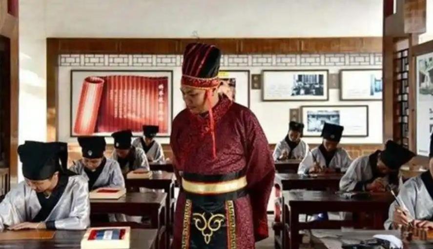 李治在位期间，对礼乐制度进行了完善。永徽二年(公元651年)，李治诏令长孙无忌与