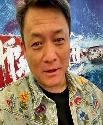 什么肖战、王一博、易烊千玺等这些顶流明星都不在他的考虑之中。
郭导在片场烧钱的方