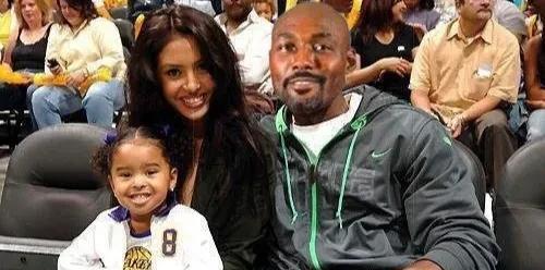 卡尔马龙跟科比交恶事件里到底谁错了？从过往人品角度看就是马龙。
当初卡尔马龙加盟