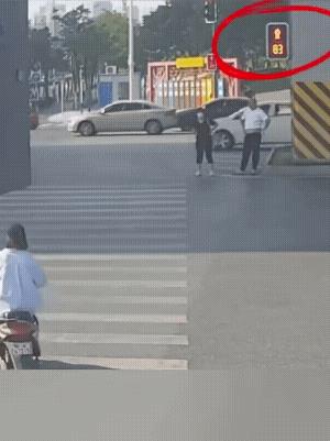 女子斑马线上闯红灯，接连两次被撞。
估计女子下次不会再闯红灯了，事教人一次就懂了