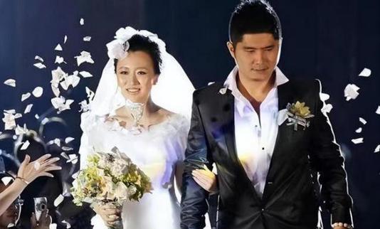 2012年，身价10亿的总裁石磊，送了一辆3000万的法拉利来追求潘长江之女潘阳