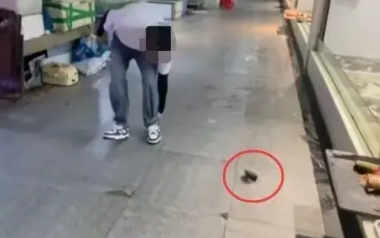 闹大了！湖北武汉，男子花了33元在市场买鱼，因不让鱼贩进行宰杀，没想到把鱼贩惹毛