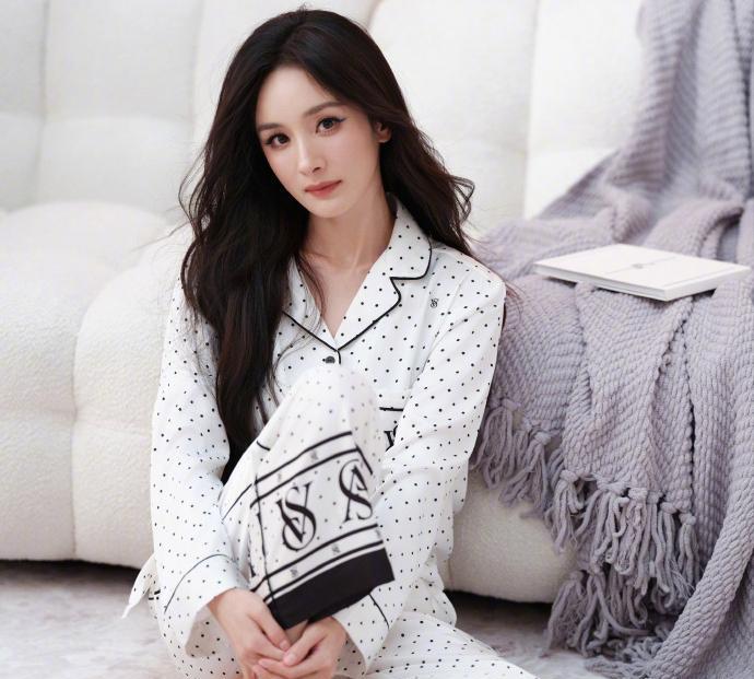 #杨幂晒老年妆造发长文告别绣绣#
     这部剧，的确是杨幂近年来，最有质感的