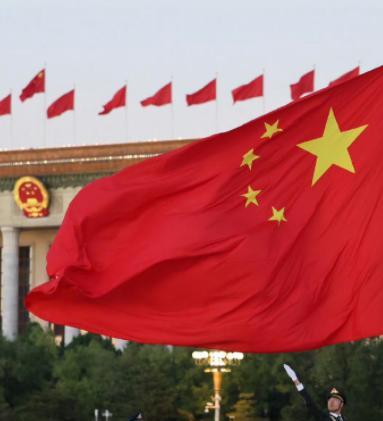 中国在这个世界的地位是怎样的？不少人喜欢靠盯着自己钱包里的钱，来评价自己的国家是