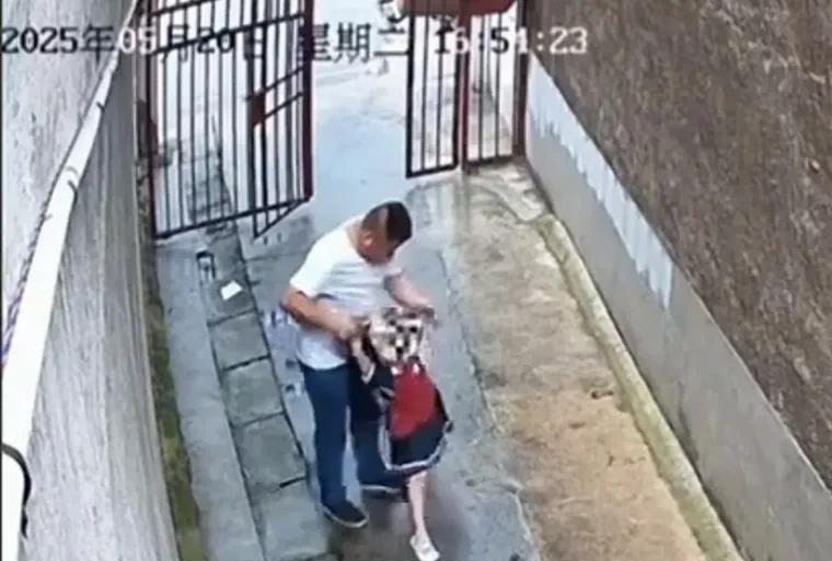 大家注意，湖南娄底男子刘某某拖拽六岁女童进小巷事件中，刘某某的行为虽然没有造成严