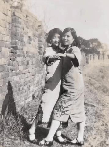 在那残垣断壁的古城墙之前，有一对民国时期的年轻女子，她们相互依偎着跳起简单的舞蹈