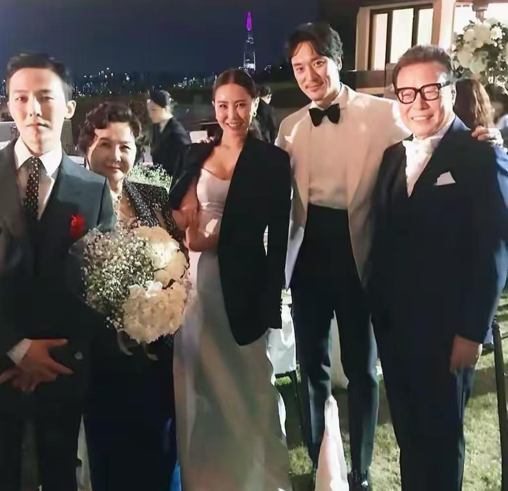 突然发现，权志龙的这张全家福特别有意思。
先介绍一下，左一是权志龙，左二是龙妈，