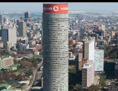 2000年，一家英国公司接手了南非最高的大楼，在清理高达5米的垃圾堆时，竟然清理