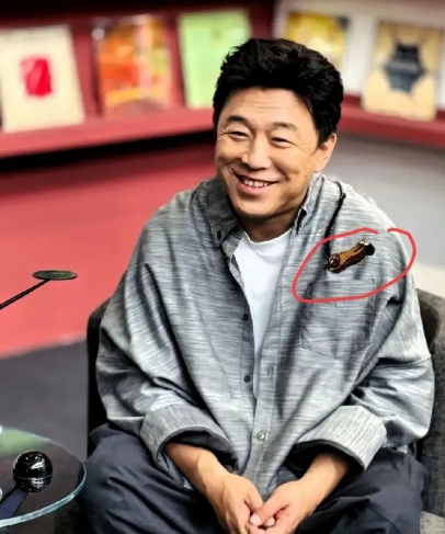黄渤这步棋，真不是一般人能看懂的。
表面看是帮陈佩斯父子搞项目，五亿分账听着像豪