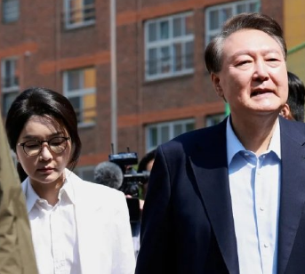 韩国金建希，一听要开庭就抑郁了，以色列内塔尼亚胡，一听要开庭就食物中毒了，这病真