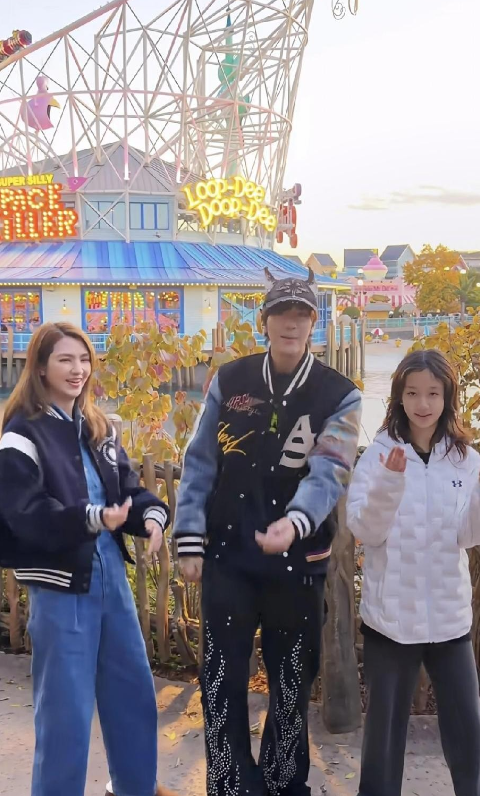 洪欣54岁了，跳舞视频里儿子女儿都大了，这时间过得真快啊！
儿子张镐濂，25岁，