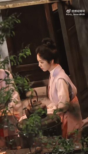 难得一见的路透呀！
是小兰香哟，这头上一点珠花，簪子都没有，一点饰品都没戴，这生