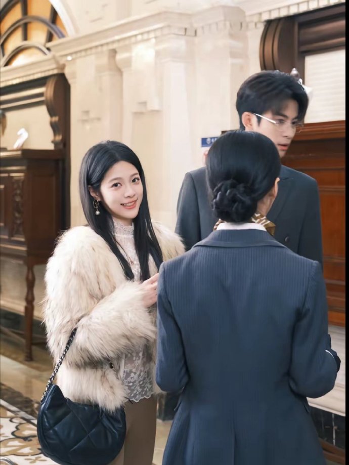 刘一诺回应，“我成年了，他人挺好的，也没有多线进行，没有瓜peace❤️”
看出