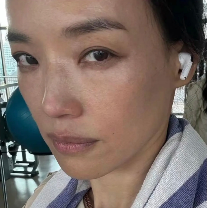 舒淇运动后的素颜！
比央视的镜头还要真实！
你有没有发现！她这么大年龄了！竟然皮
