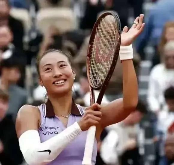 郑钦文战胜大黑马轻松晋级！
她以2-0战胜姆博科级发往16强，场比赛郑钦文展现出