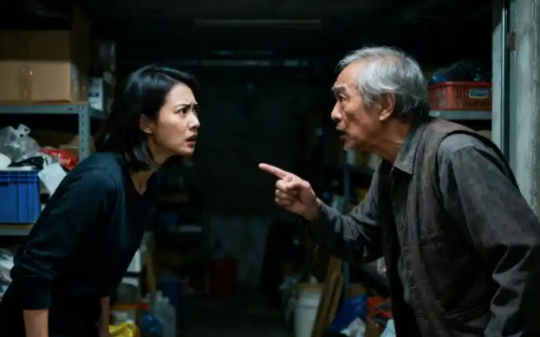 楼上大爷私自占有我地下室，我直接申请出差不回小区，5天后，物业经理给我打电话