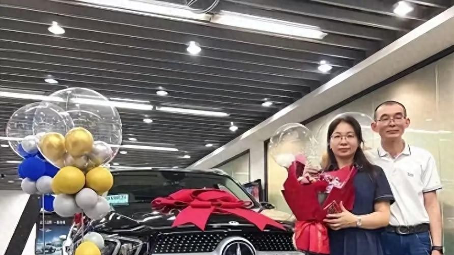 谢浩南当兵照被扒，目测体重没过百，耳朵和谢爸一模一样，太搞笑