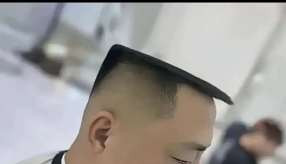 “笑不活了[捂脸]”这是发生在理发店的一件事！一位男子花费168元钱，耗时1.5