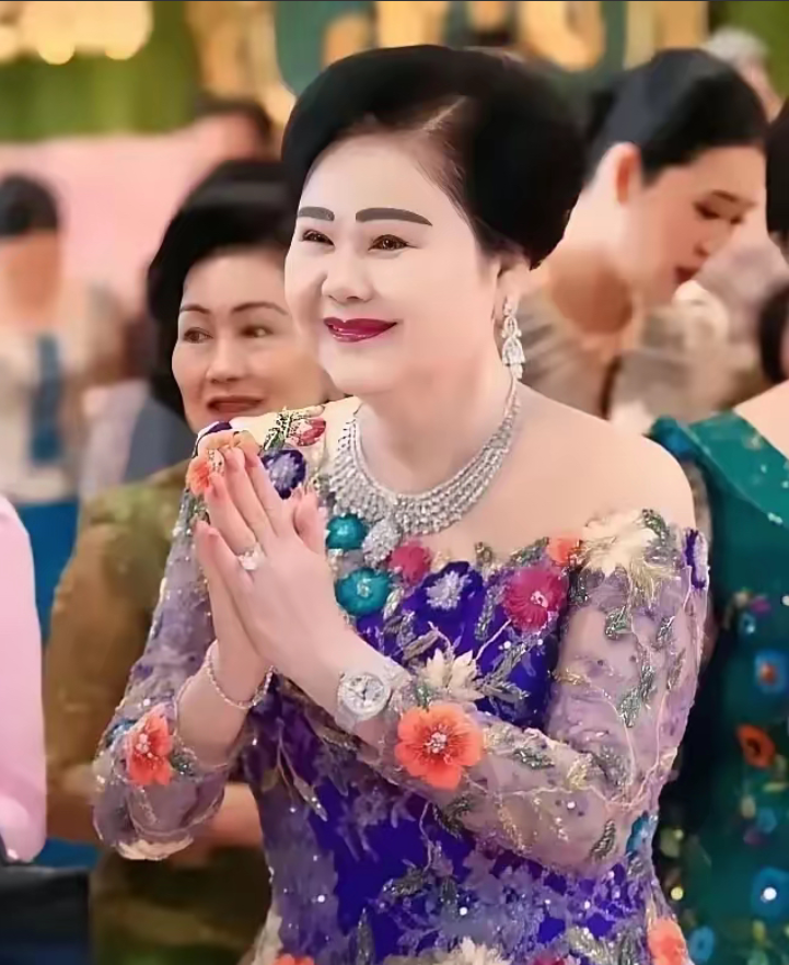 洪森老婆文拉妮祖籍海南文昌人，曾经是柬埔寨的第一美人，洪森对她一见钟情，非她不娶