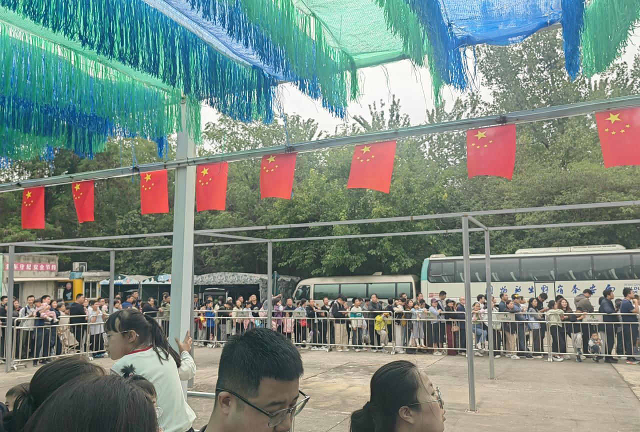 10月3日，西安秦岭动物园，观赏体验了一次生动的动物世界。大家看到了狮子、老虎、