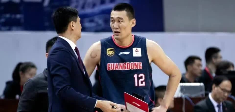 说实话！杜锋从不轻易狂喷的5位广东队球员:

1.易建联

2.周鹏

