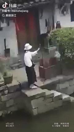 “这下长记性了！”浙江绍兴，一女子在八字桥拍照时，不小心掉到了河里，落水女子惊慌