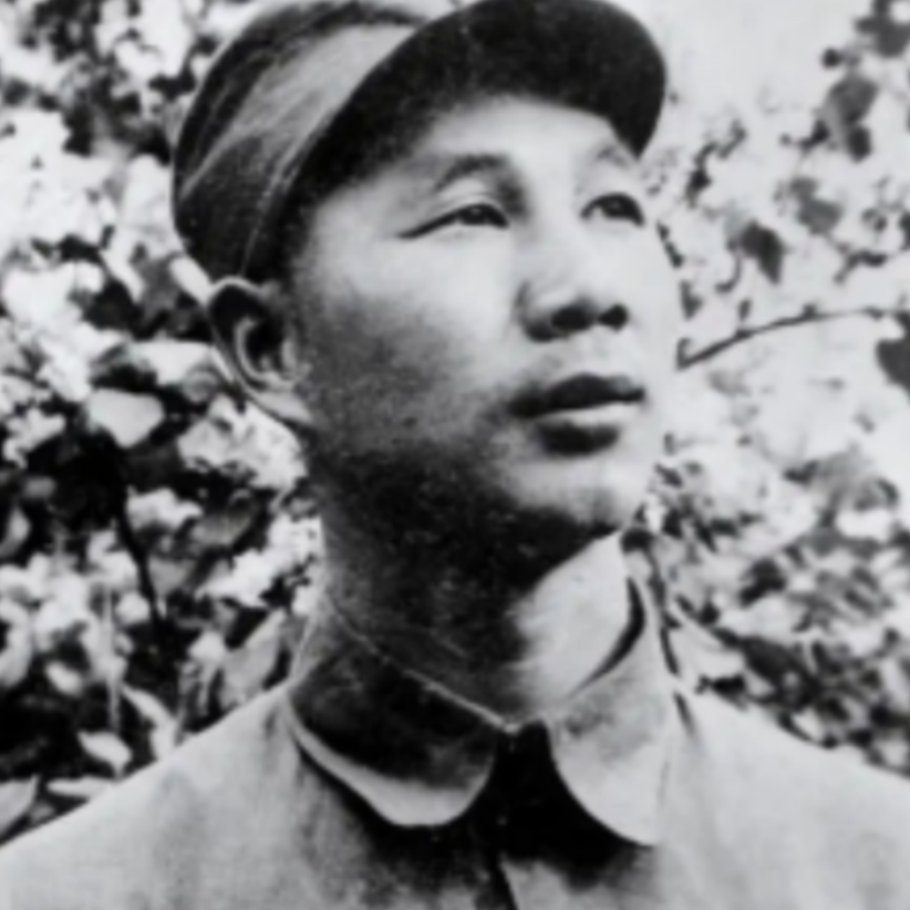1939年，八路军营长缴获一件日军大衣，觉得材质不错，便送给杨成武。谁料，杨成武