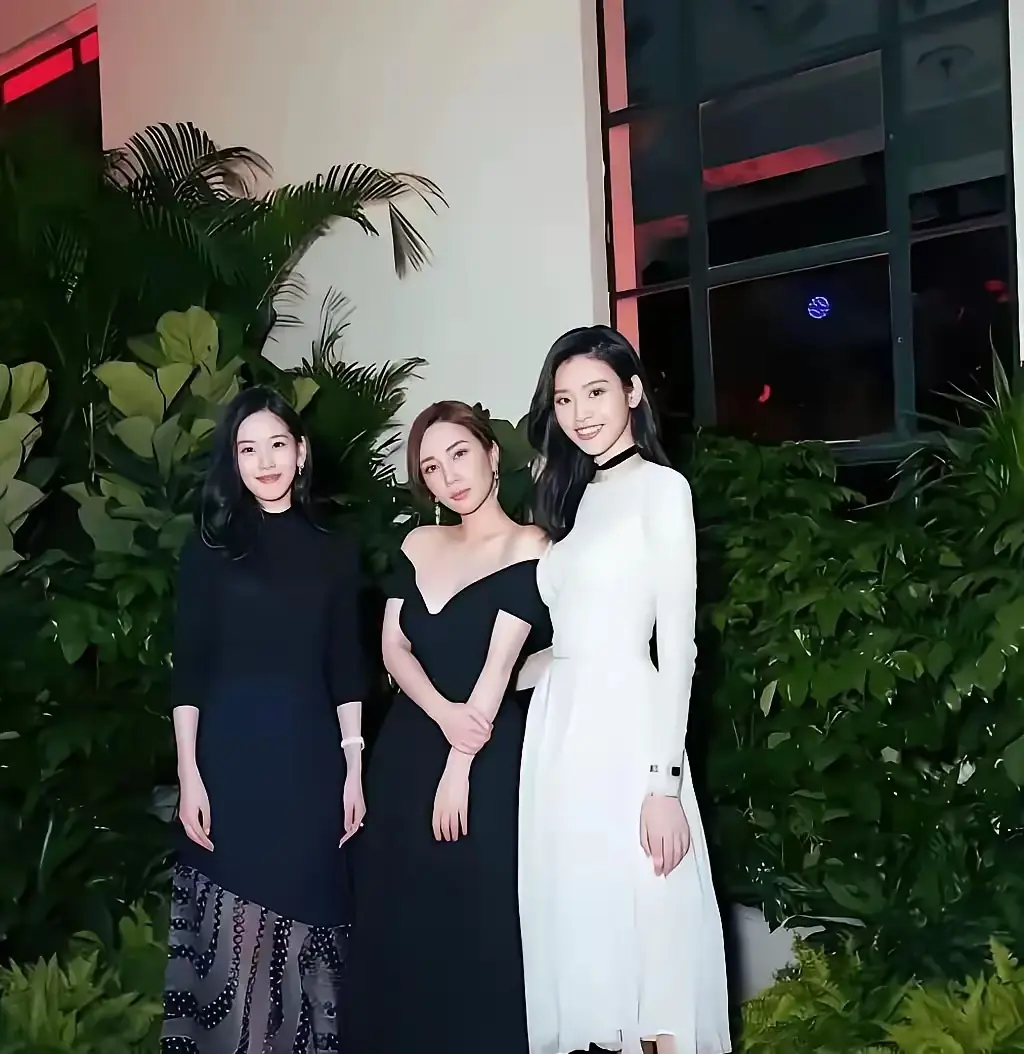 三姝同框，阔太章泽天与豪门贵妇奚梦瑶竟然都靠边儿站，身处C位的美女肤白貌美，衣着