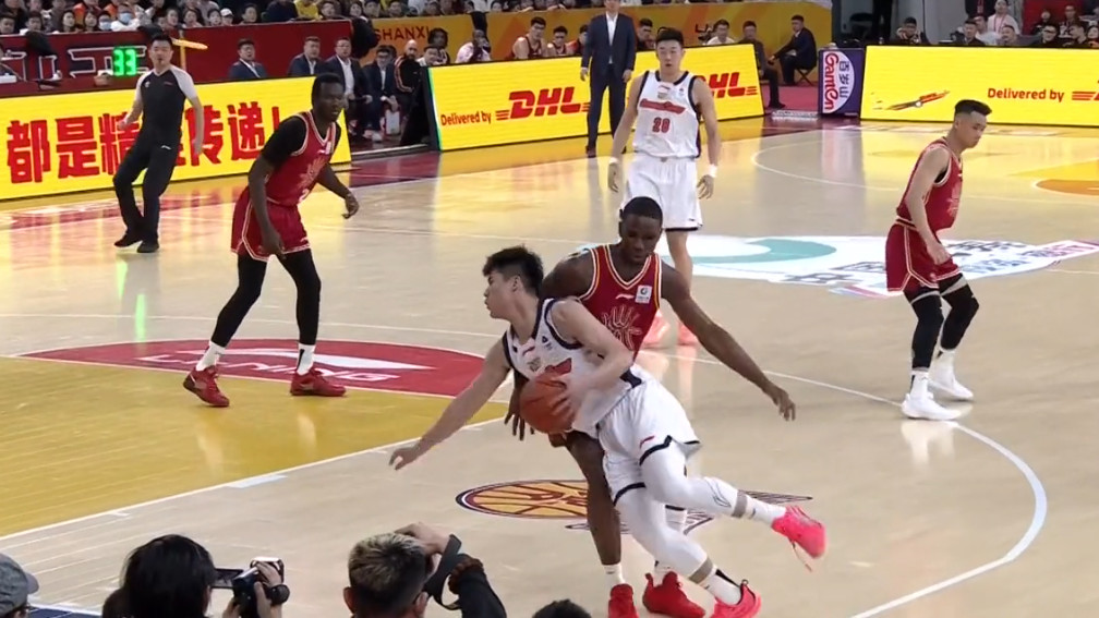 陈家政3度被迪亚洛恶意干翻，谁注意到王少杰的3个举动？太爷们了