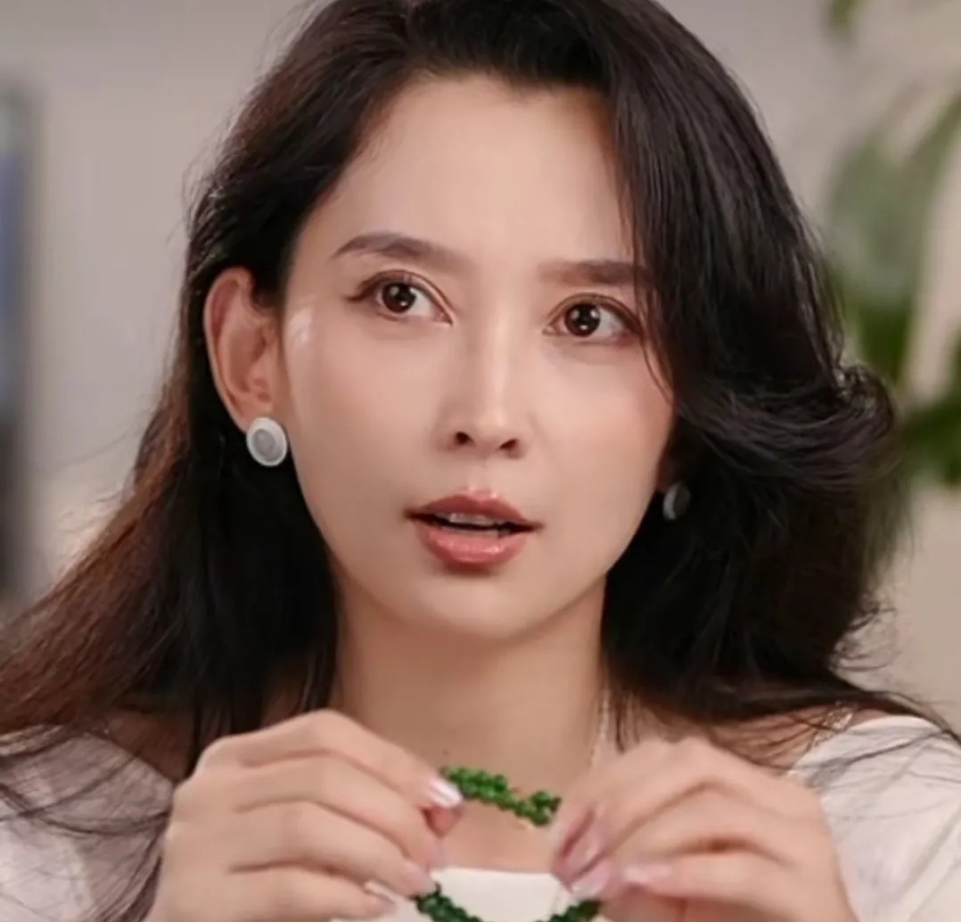 汪峰未婚妻上线

森林北这眼睛、鼻子、嘴巴、双眼皮太出挑了，堪称整容模板。
