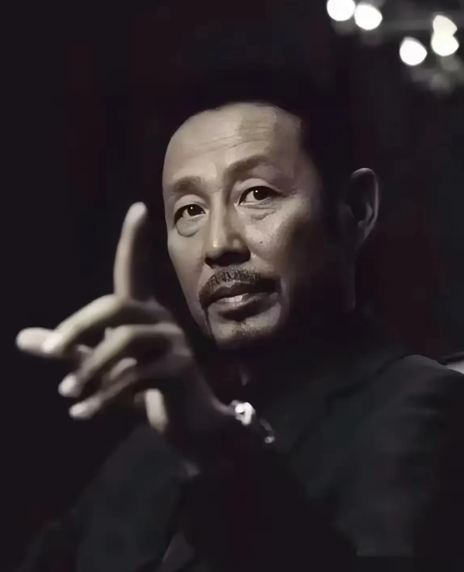 男人强大的十个表现

1、藏得深
平时看着不显山不露水，但是关键时刻总让人心头一
