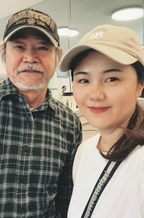 72 岁元华加拿大被偶遇