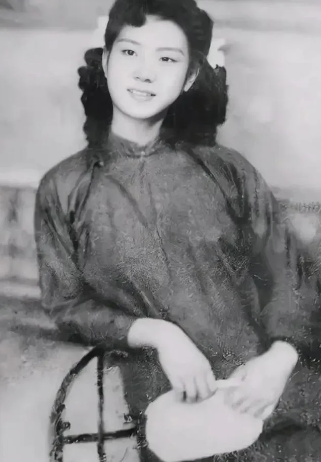 1949年，女战士刘惜芬被敌人抓住了。敌人用刀挑开她的衣服，狠狠地说：“赶紧招，