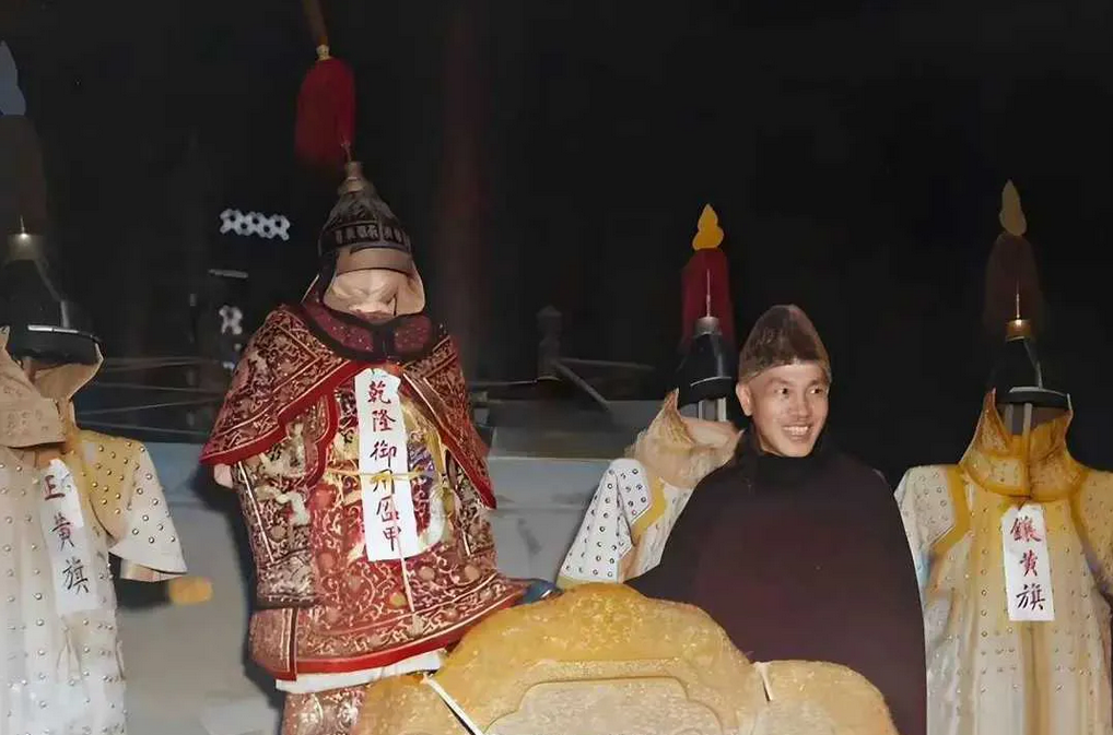 蒋介石参观故宫，与乾隆御用盔甲合影 。