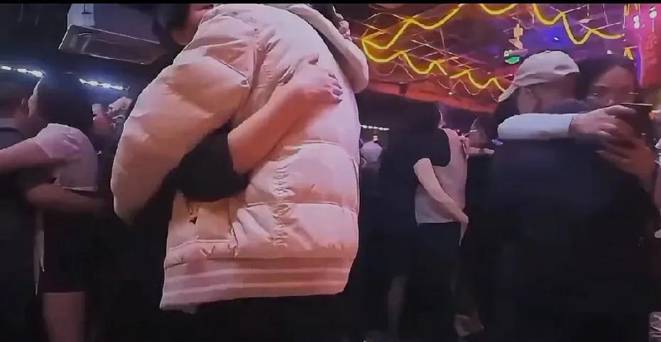 就问你服不服，这是莎莎舞的场面，他们似乎不是跳，而是在倾诉，他们象好久不见的老友