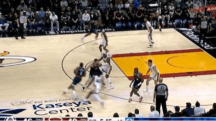 哈登持球杀入禁区不慎被对手抢断，目前个人已有4次失误