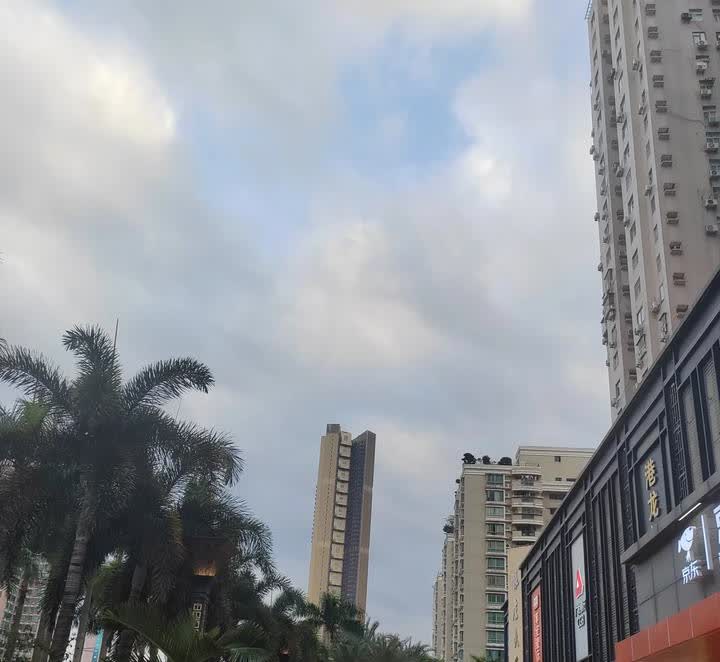 坪洲摩的打女人，确实不应该。
摩的，现在在深圳是个大群体了！
以前深圳，尤其