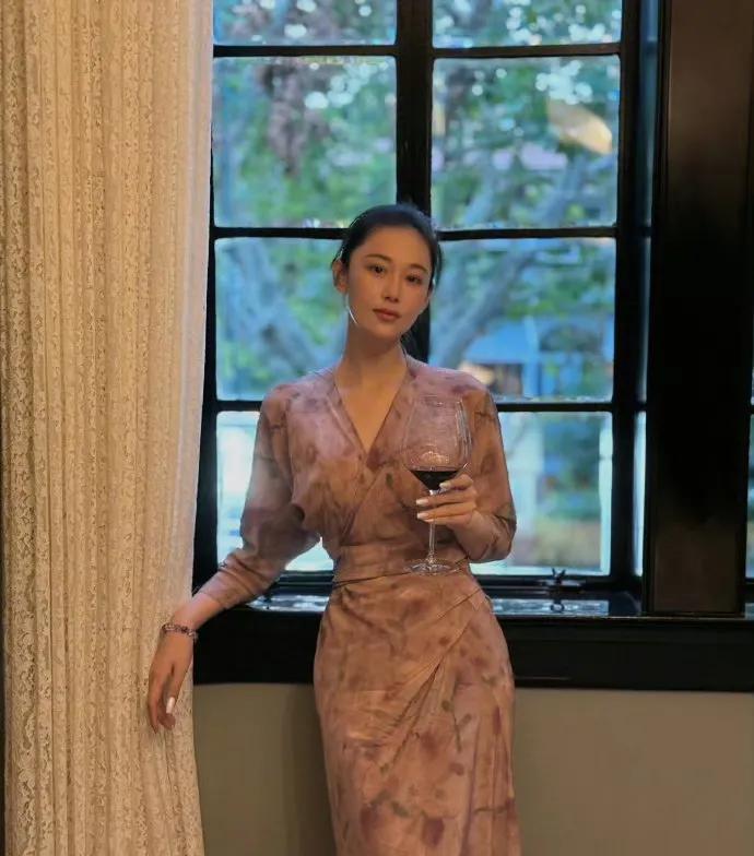 张馨予江南女子新花絮：自画淡妆超美