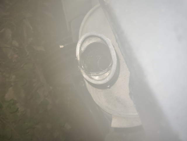 这发动机是属于漏油还是渗油啊
现在是排气管一股汽油味我还以为是油箱，味道有点酸，