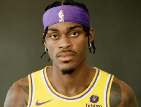 NBA常规赛，湖人半场46-69落后凯尔特人。
湖人自媒体谈到了范德比尔特的情况