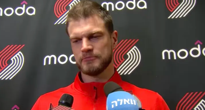 NBA常规赛，开拓者111-115不敌奇才。
在赛后采访中，开拓者队代理主教练蒂