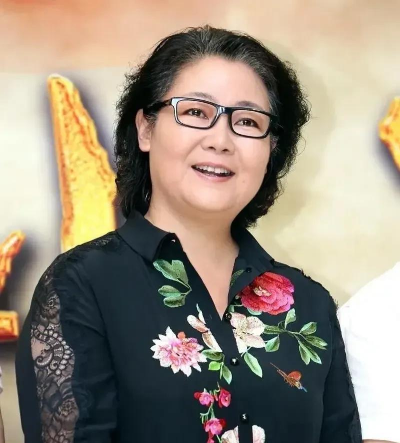 1968年，萨日娜出生在内蒙古包头的艺术家庭，父母是话剧团演员，她从小在剧团排练