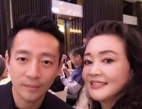 张兰汪小菲母子因祸得福！
过去张兰汪小菲母子时常被吐槽他们蹭大S一家人的热度，