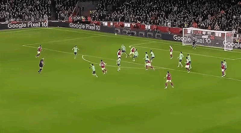 韩国新星黄喜灿英超上演千里走单骑，
黄喜灿的速度是真的快，可惜到后面没有力气了，