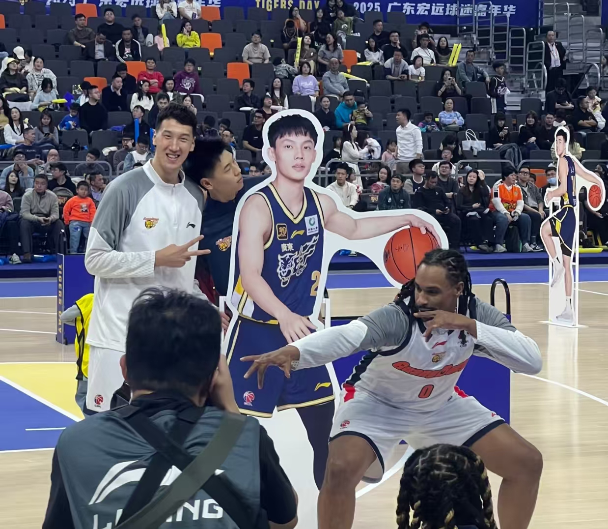 宏远球迷嘉年华，广东四将缺席，萨林杰新晋舞王，奎因身体劲爆