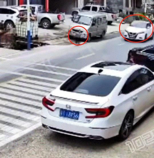 "不坐牢天理难容！"男孩突然冲出马路，被正常行驶的汽车刮倒！怎料，男孩父亲不分对