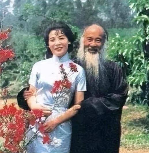 1945年，张大千收了个16岁的女徒弟。岂料女徒弟画技还没进步，肚子先大了，她找