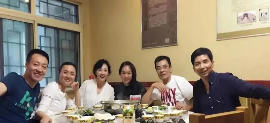 这张六人的明星合照里，左边坐着的是辛柏青和朱媛媛夫妇。其余的四位都是谁呢？特别是