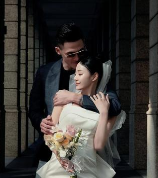 上海男篮球员刘铮已经“升级”当爸。上海男篮球员妻子在社媒宣布与刘铮孩子已经出生。