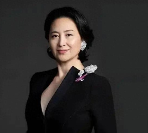 2022年，何超琼说：香港回归的时候，我爸爸跟我打赌，像上海这样的大城市多少年可